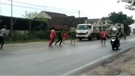 Video Detik-detik Truk Tabrak Rumah Gegara Dicegat Anak Punk di Tuban