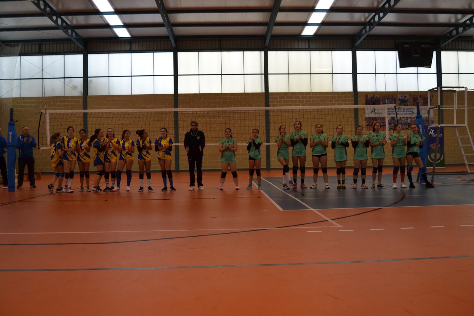 VOLEIBOL MADRIGAL Licenciados Reunidos visita nuestra cancha.