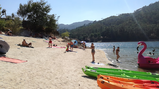 Aluguer de Cisnes e Canoas na praia da Ilha do Gerês