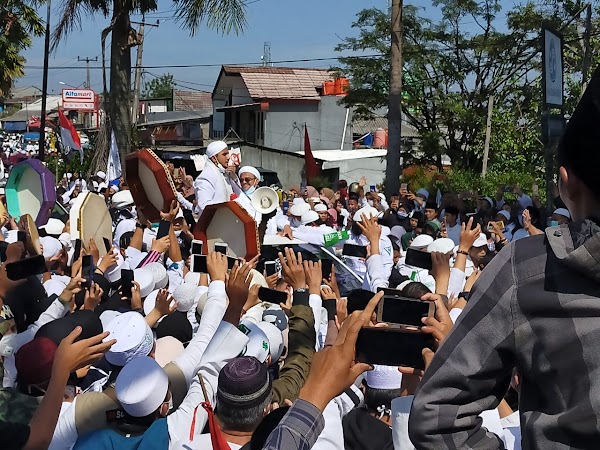 Ribuan Orang Sambut HRS di Megamendung, Fadli Zon: Mereka Selalu Mencintai Ulama