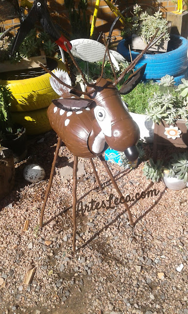 Bambi (cervo) feito de garrafas plásticas