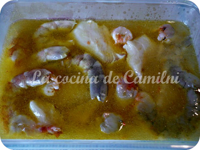 Brochetas de cazón y langostinos con chips de surimi (La cocina de Camilni)