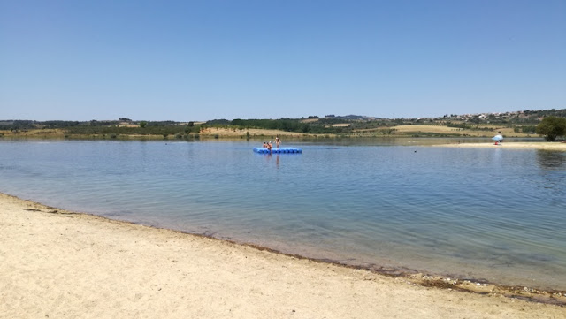 Zona de saltos com  plataforma flutuante