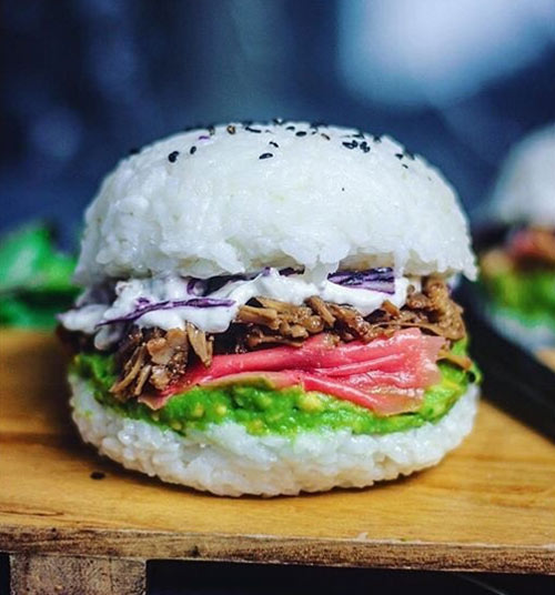 Chế biến đồ ăn nhanh độc lạ: Hamburger cơm kẹp thịt ngon mê ly