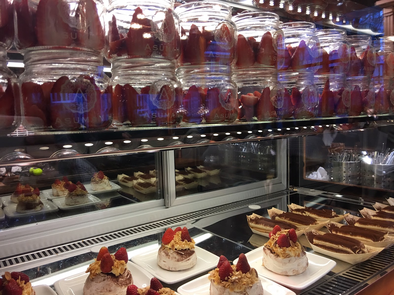 ASUMAN bir çikolatacı dükkanıdır