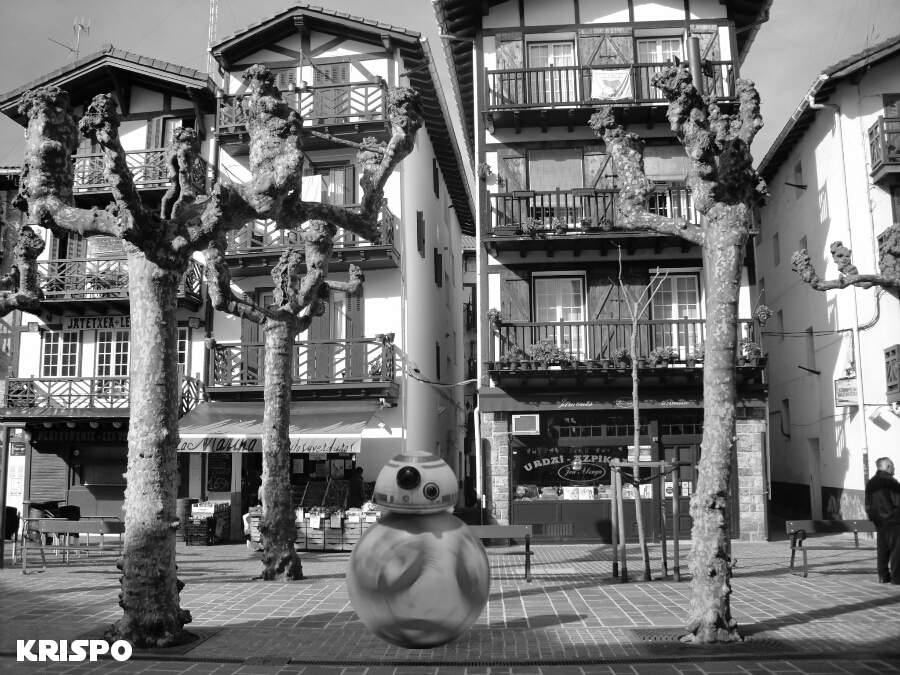 foto en blanco y negro del nuevo droid redondo BB8 en calle san pedro de hondarribia