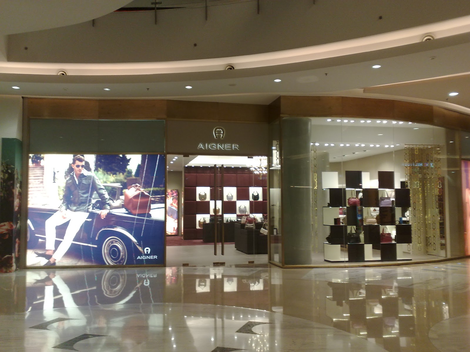 displayhunter Aigner The latest boutique in Jakarta