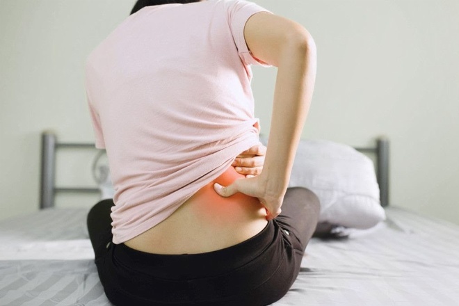 10 Ramuan Obat Herbal Tradisional Suku Bugis Untuk Berbagai Penyakit BONE TERKINI, BONE - Ramuan pengobatan tradisional suku Bugis yang terus berkembang di masyarakat dari generasi terdahulu.  Meracik obat tradisional merupakan bentuk pengetahuan, keterampilan, dan praktik berdasarkan teori, kepercayaan, dan pengalaman.  Pengobatan tersebut tentunya bersumber dari pengetahuan lokal kemudian diwariskan secara turun-temurun baik yang tertulis, maupun lisan.  Penggunaan obat tradisional meningkat cederung, hal tersebut disebabkan oleh isu back to nature (kembali ke alam).  Obat tradisional atau tradisi pengobatan tentunya juga diwariskan dalam masyarakat Bugis.  Berikut 10 Ramuan Obat Herbal Tradisional dari Suku Bugis Untuk Berbagai Penyakit: 1.  Obat Sakit Pinggang Biasanya masyarakat Bugis menggunakan keladi raksasa atau Cyrtosperma merkusii untuk merawat sakit pinggang.  Keladi raksasa tersebut terlebih dahulu dihitung terlebih dahulu dengan kulit luarnya kemudian ditumbuk sampai halus, biasanya juga pada abu bekas pembakaran kayu bahkan larutan asam jawa kental.  Setelah tercampur merata barulah digosokkan pada pinggang yang sakit.  2. Mata Berair Penyakit mata berair bisa siapa saja, masyarakat Bugis tentunya punya ramuan khusus untuk perawatan hal tersebut biasanya merica atau jahe dikunyah terlebih dahulu kemudian disemburkan pada mata dan tidak percaya lebih manjur pada hari Jumat.  Selain itu masyarakat Bugis juga menggunakan kunyit yang dihaluskan kemudian diberi sedikit air dan dipakai bercelak.  Alternatif ramuan lainnya yang bisa digunakan yaitu air jeruk nipis yakni dengan meneteskan pada mata sebanyak satu tetes.  Kepercayaan lainnya dengan menggunakan telur ayam yang baru saja ditelurkan kemudian disapukan atau dioleskan pada mata.  3. Sakit Perut Pasti setiap orang pernah mengalami sakit perut.  Tak terkecuali masyarakat Bugis yang menggunakan daun kelor yang dimasak bersama air kemudian diminum untuk merawat penyakit tersebut.  Selain itu bisa pula menggunakan asam mangga atau mangga yang diiris tipi-tipis lalu dijemur sampai kering, bagaimana ambil lima atau tujuh lembar asam mangga kemudian diseduh dengan air panas lalu ditutup, biarkan embunnya menetes, tunggu sampai dingin kemudian minum.  Hal lain yang bisa dimanfaatkan adalah Temu hitam yang diparut, lalu peras airnya sebanyak satu sendok kemudian diminum.  Daun cabe rawit ternyata juga tidak percaya ampuh untuk mengobati sakit perut dengan cara diulek sampai halus kemudian dibalurkan pada perut.  Daun lainnya yang bisa digunakan adalah daun jarak dengan memanfaatkan pucuknya, kemudian di campur dengan kapur, kunyit mentah, bawang merah yang telah di iris tipis-tipis kemudian diremas dan disapukan pada perut terutama bagi Anda yang mengalami perut kembung.  Cara kedua daun jarak bisa dihangatkan hingga panas dengan kadar suhu yang dapat tahan lalu campurkan sedikit minyak kelapa kemudian balurkan pada perut yang sakit.  Berbeda dengan sakit perut yang disebabkan datang bulan, biasanya masyarakat Bugis menggunakan ramuan obat daun beluntas yang diremas lalu datang air yang telah masuk, anda bisa menambahkan sedikit asam jawa dan garam kemudian minum saat pagi dan sore.  Tanaman jalar yakni Daun pegagan juga dikenal sebagai daun kaki kuda atau pegagan yang berguna untuk menghilangkan nyeri.  Caranya daun itu hutan lalu airnya berkurang, manfaat lain dari ramuan tersebut dipercaya mampu menambah imun atau daya tahan tubuh, membersihkan darah, bahkan memperlancar urin.  Daun kemangi juga bisa dimanfaatkan untuk perawatan sakit perut karena haid.  Anda bisa menggunakan satu genggam daun kemangi lalu dan awak diminum.  4. Mencerahkan Penglihatan Bagi anda yang ingin penglihatan menjadi terang atau terang, anda bisa memanfaatkan daun kelor yang ditumbuk dengan sedikit udara kemudian teteskan pada mata.  Bisa juga memakai daun pacar yang ditumbuk halus lalu lintas dengan sedikit air dan teteskan pada mata.  Air dari buah lontar muda atau embun pada daun pisang juga bisa digunakan sebagai obat tetes mata yang ampuh terlebih dahulu saat waktu pagi.  5. Sakir Maag Kentang ternyata tidak turun temurun yang mampu mengobati sakit maag.  Caranya dengan memarut kentang hitam beserta kulitnya kemudian peras hingga mengeluarkan udara dan diminum pada saat pagi dan malam dengan porsi satu sendok makan.  Mimosa pudica atau tanaman putri malu ternyata juga mampu dimanfaatkan sebagai obat maag.  Caranya ambil satu genggam daun putri malu kemudian masak dengan air.  Hasil rebusan tersebut kemudian bisa diminum untuk perawatan maag.  6. Suku Mimisan Bugis mempercayai menyiram kepala dengan air secara merata mampu merawat mimisan.  Penyakit lain yang bisa membantu indera penciuman tersebut yakni hidung busuk yang bisa dikelola dengan memanfaatkan garam yang dilarutkan pada air hangat kemudian sedot melalui hidung lalu keluarkan lewat mulut.  Hal lain yang juga tidak percaya yaitu dengan menyiram kepala menggunakan air hangat sampai kepala terasa panas.  Bisa pula menggunakan cengkeh dan bawang merah yang telah dihaluskan dan dibungkus kain bersih kemudian aroma hirup dari ramuan yang telah dibuat itu.  7. Obat Pilek atau Influenza Pilek atau Influenza tentunya sering meminta setiap orang terlebih dahulu pada bayi.  Suku Bugis biasanya memanfaatkan perasaan jeruk nipis yang dioleskan pada ubun-ubun bayi.  Selain itu juga bisa menggunakan lempuyang atau bawang merah yang telah di haluskan kemudian ditempelkan pada ubun-ubun bayi.  Kemudian minyak kelapa juga bisa menjadi alternatif untuk mengobati influenza dengan mengusapkannya pada ubun-ubun bayi.  8. Obat Asma Minyak tanah ternyata dapat digunakan untuk merawat asma dengan cara digosokkan pada dada maupun punggung secara merata.  Memanfaatkan kayu manis yang telah dihaluskan juga dapat digunakan bersama dengan susu kemudian diminum.  Jintan hitam yang telah dihaluskan kemudian diseduh memiliki khasiat yang sama untuk merawat asma.  9. Obat batuk Obat batuk tidak terduga masyarakat Bugis yang mampu disembuhkan dengan daun sirih sebanyak tujuh lembar, kunyit satu ruas yang telah diparut kemudian memasuki usia dewasa, dan dikonsumsi saat pagi dan malam.  Jahe bakar tentunya memiliki kandungan yang sama yang mampu menangani batuk dengan cara dikepret kemudian diseduh dengan air panas lalu diminum dalam keadaan hangat.  10. Muntah Darah Kulit mangga yang disangrai seperti kopi yang dihaluskan kemudian diseduh dengan air panas juga mampu mengobati muntah darah.  Selain itu Garam yang dilarutkan dalam udara, daun inggu yang diremas dan direbus dengan air kemudian digunakan memiliki khasiat yang sama.  Tak ketinggalan daun Sambiloto yang bangun kemudian diminum saat siang dan malam yang mampu muntah muntah darah yang.