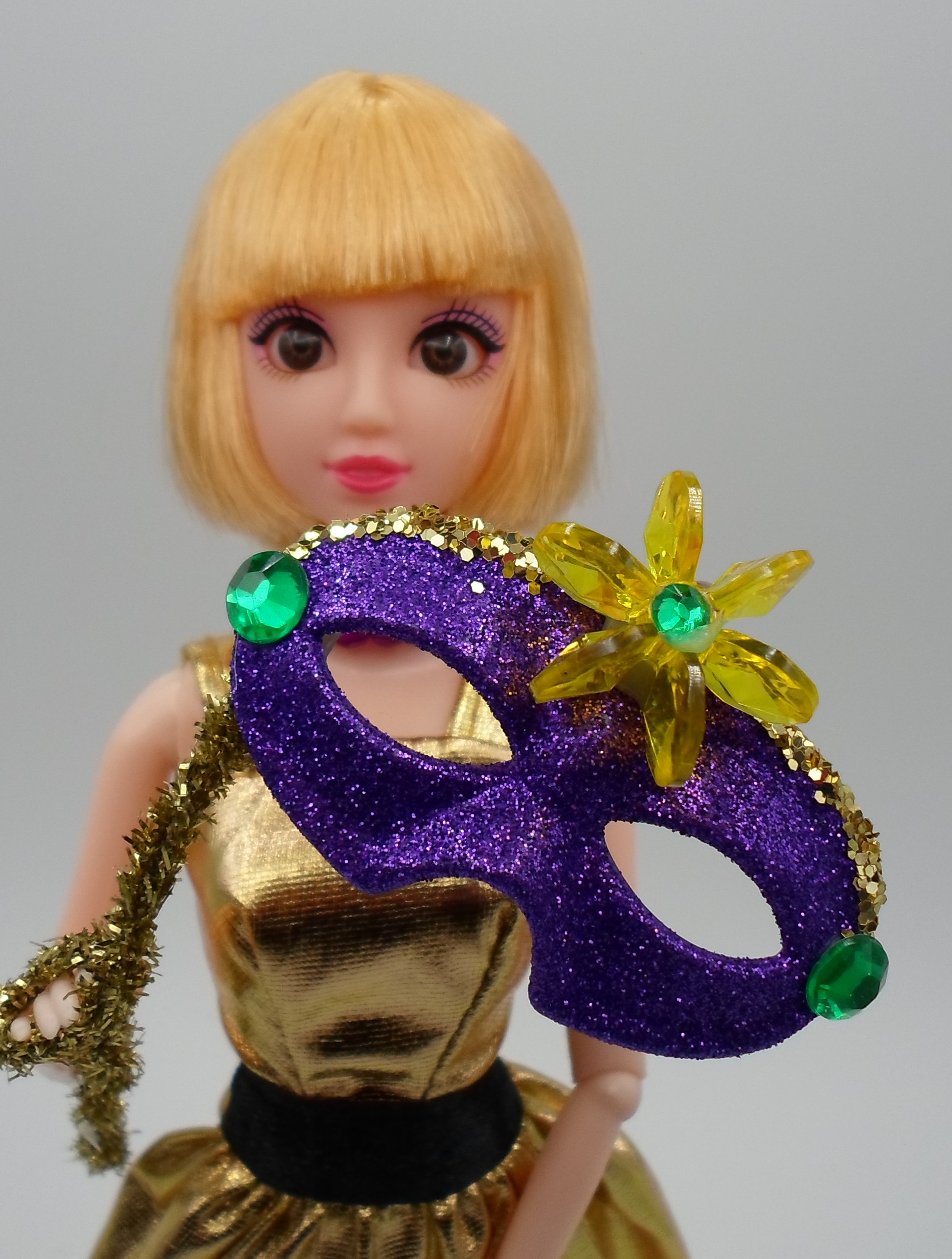 lens contrast journalist DIY Barbie Blog : Barbie Mardi Gras Mask from Dollar Tree Necklace