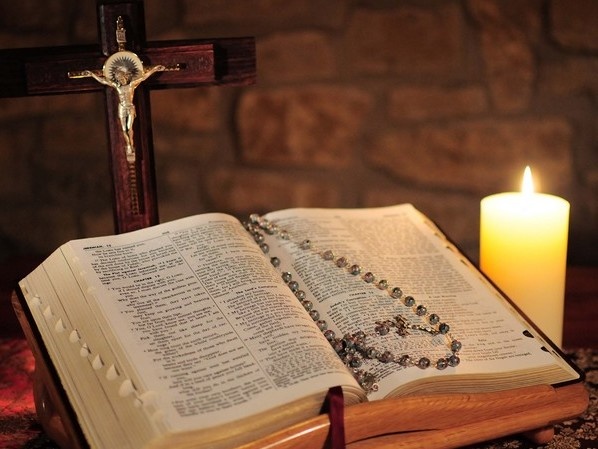Saint Malachie : La « prophétie des papes » Bible%2Bcroix