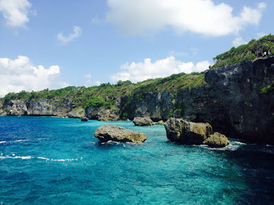 Tebing dan Karang di Pantai Apparalang