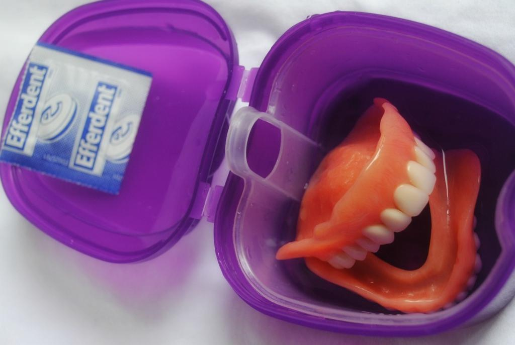 Снять корегу. Контейнер для съемных зубных протезов. Контейнер для пластинок зубных протезов. Футляр для зубных протезов.