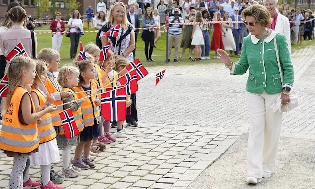 Norwegian Veterinary Institute. Queen Sonja wore a green tweed jacket and white trousers, green stone necklace and earrings