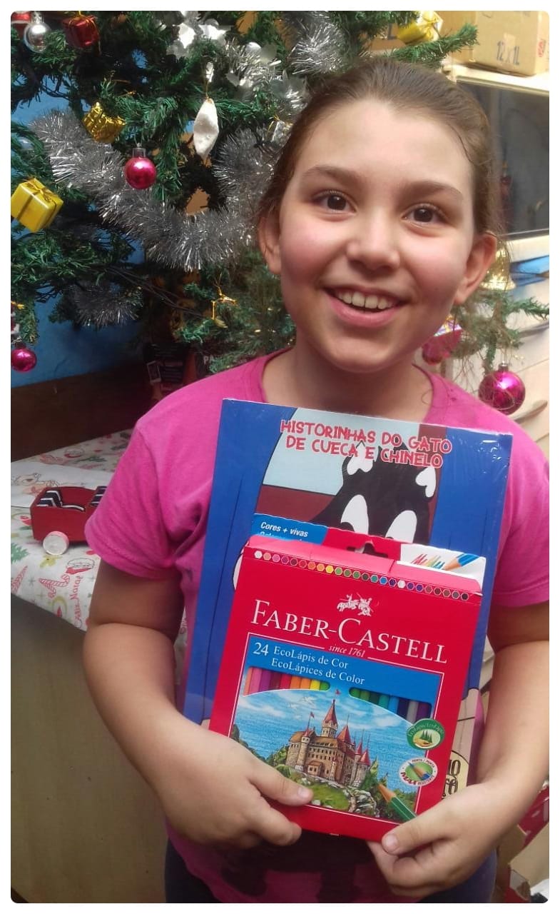 FELICIDADE DA EMILLY COM O LIVRO DO GATO DE CUECA E DE CHINELO!!