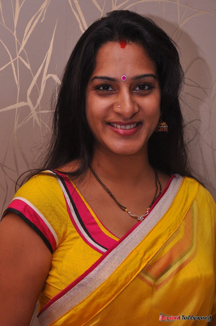 Tollywoodpotoz Actress Surekha Vani In Yellow Saree Gallery | My XXX Hot  Girl