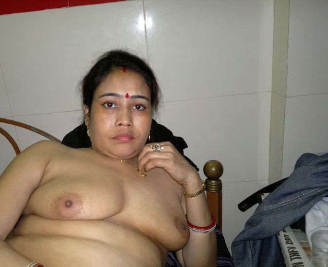 Big Breasted Indian Girls - 100+ Indian Boobs Pics - Desi Bhabhi and Girls With Big Tits ...