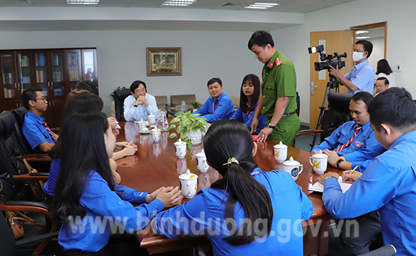 Học Bác về tư tưởng phục vụ nhân dân