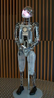 Un robot muy salao te da la bienvenida