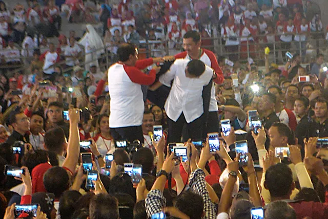 Tengku Erry Kenakan Jaket  Alumni Blusukan Kepada Jokowi