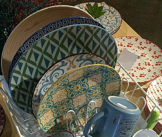藏身於傳藝中心的瓷器店，五彩繽紛的美麗碗盤們讓人好想全帶回家！
