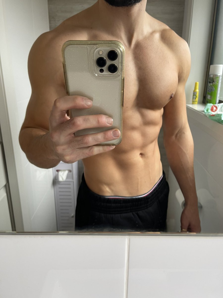 shirtless-fit-guy-black-sexy-shorts-selfie