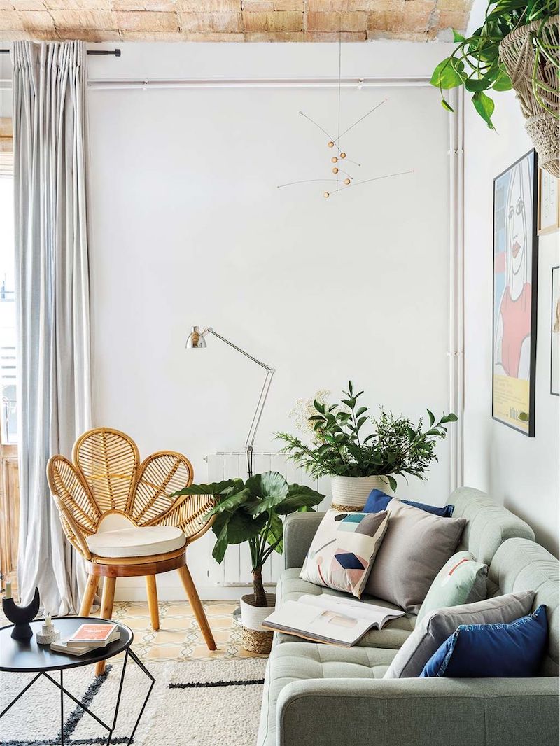 Decorar pisos muy pequeños: salón estrecho, zona de sofá