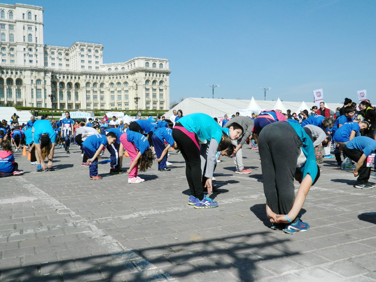 LA MULTI ANI, ROMANIA! Copii facand gimnastica in Piata Constitutiei