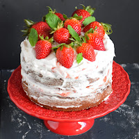  Bolo de avelã, limão e morangos