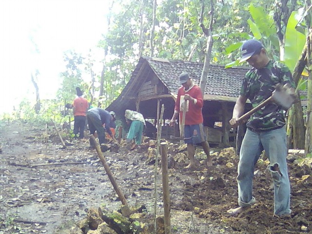 GUGUR GUNUNG WARGA DUSUN BANARAN 2 RT 10 TEGAL REJO