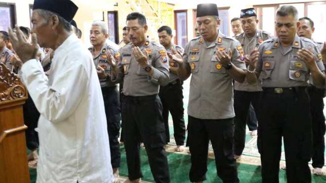 Kapolres Mojokerto Ajak Anggota Sholat Ghaib dan Do’a Bersama Untuk Alm. Gus Sholah