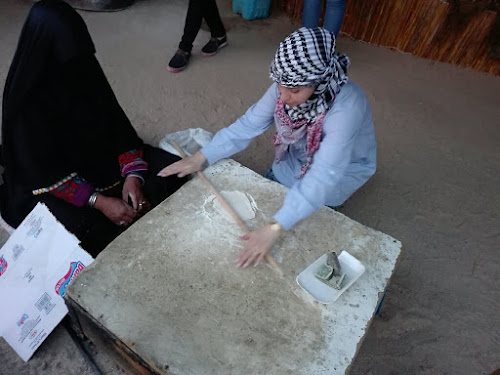 Na Vila Beduina aprendendo a fazer o pão