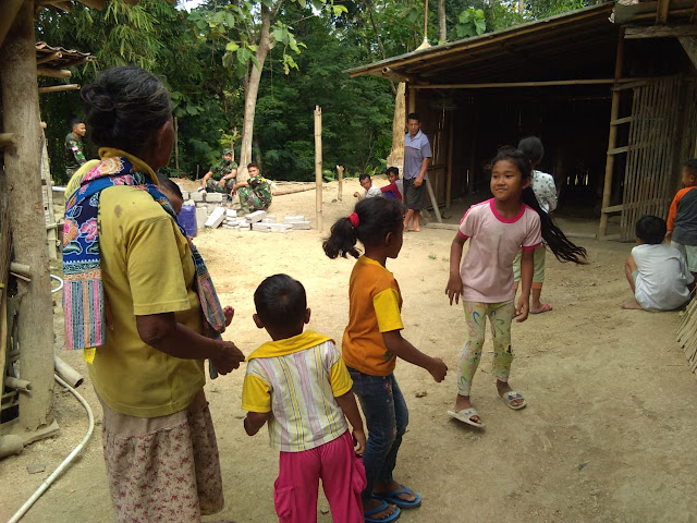 Kegembiraan Saat Pembuatan Jamban Pada Program TMMD Juga di Rasakan Sang Anak Kegembiraan Saat Pembuatan Jamban Pada Program TMMD Juga di Rasakan Sang Anak