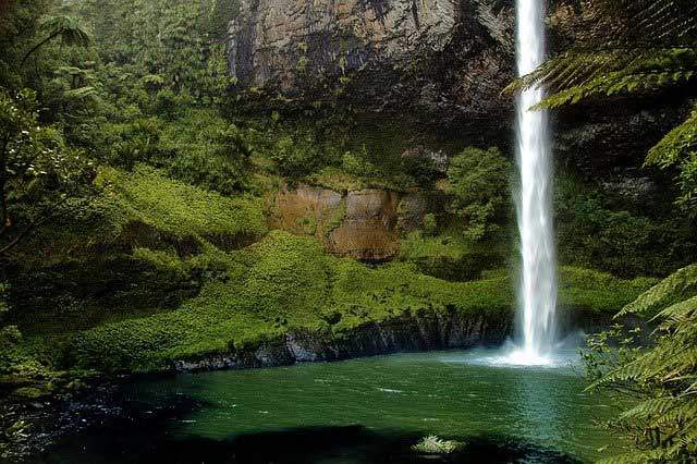 Cachoeira Véu da Noiva de 55 metros caindo de um penhasco de basalto.