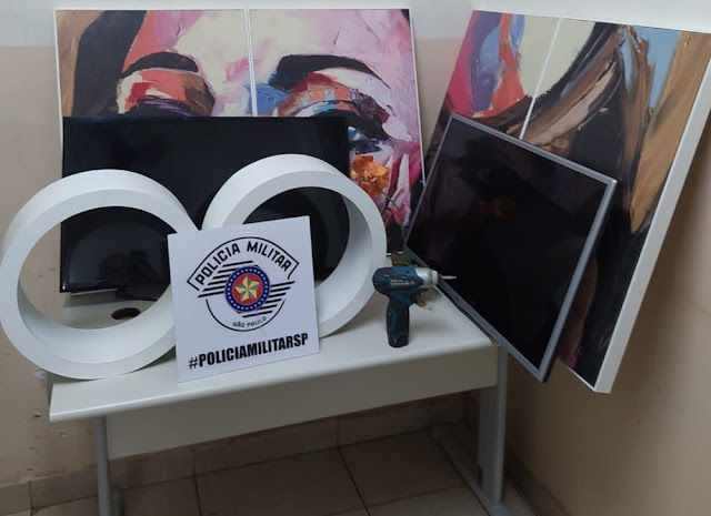 Homem tenta furtar TV e objetos decorativos de motel, mas camareiras percebem e ele acaba Preso pela Polícia Militar Homem tenta furtar TV e objetos decorativos de motel, mas camareiras percebem e ele acaba Preso pela Polícia Militar