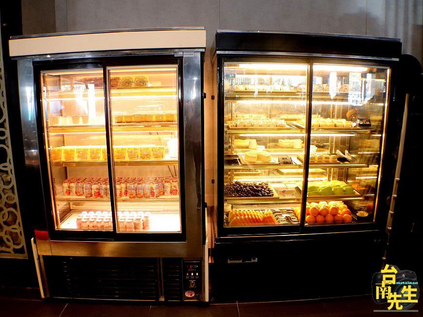 台南火烤兩吃吃到飽／上百種自助吧食材／9種湯頭鴛鴦火鍋／祖傳秘方麻辣鍋／精心燉煮老母雞／大骨熬湯不用高湯粉／還沒開門就排隊／開門半小時內客滿／挑戰業界最高CP值