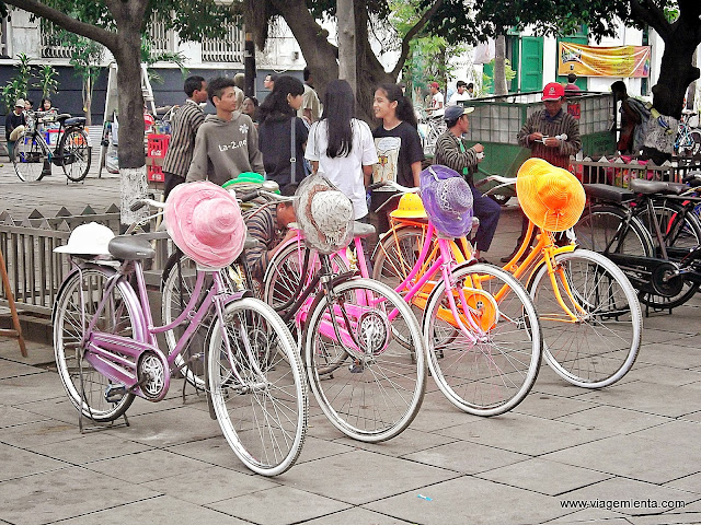 Desfile colorido de bicicletas no Sábado em Jacarta