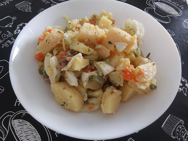 Ensalada campera con anchoas y atún a las finas hierbas