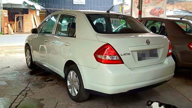 Nissan Latio sedan taksi Indonesia