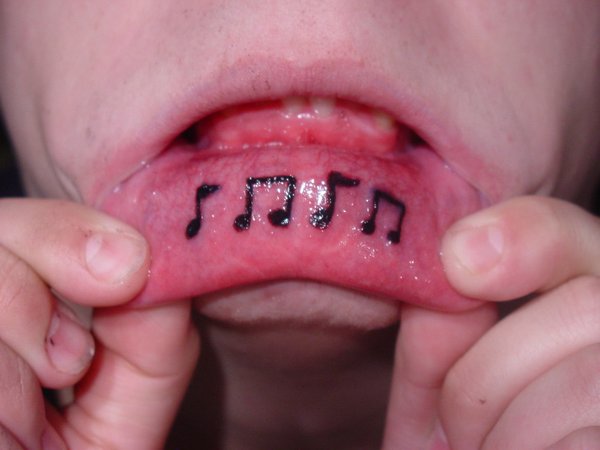 tatuaje en el labio de una nota musical