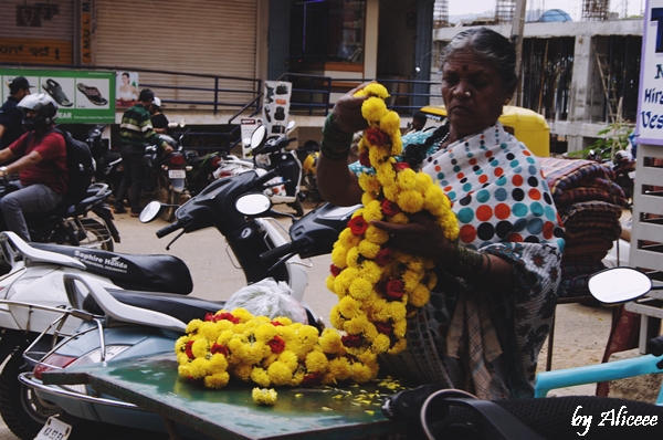 femei-si-flori-India