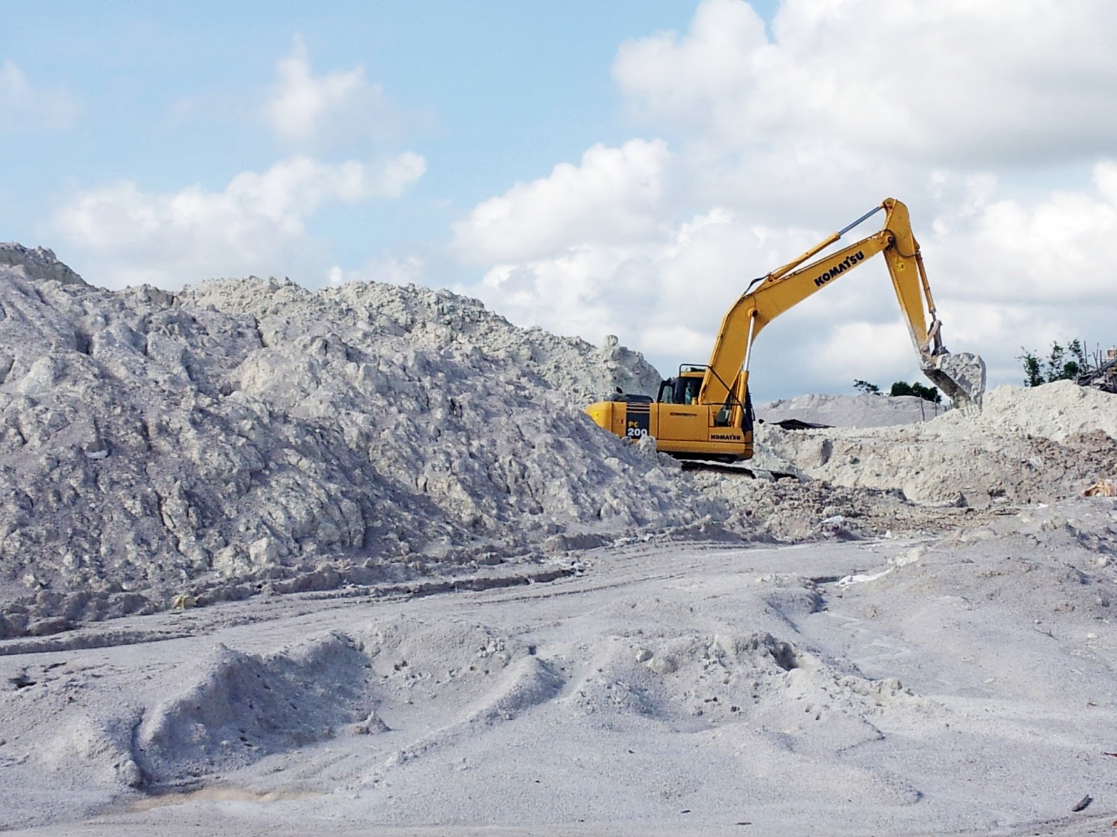 Карьеры белой глины. Добыча каолина. Белая глина месторождение. Добыча белой глины. Месторождения каолина