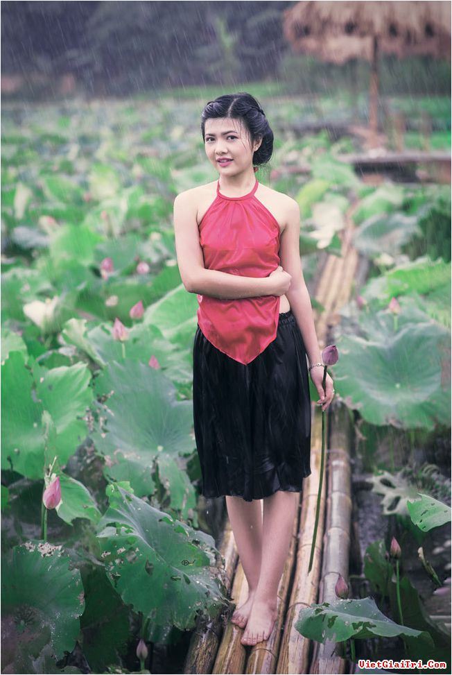 Cô giáo tương lai đẹp gợi cảm với yếm thắm