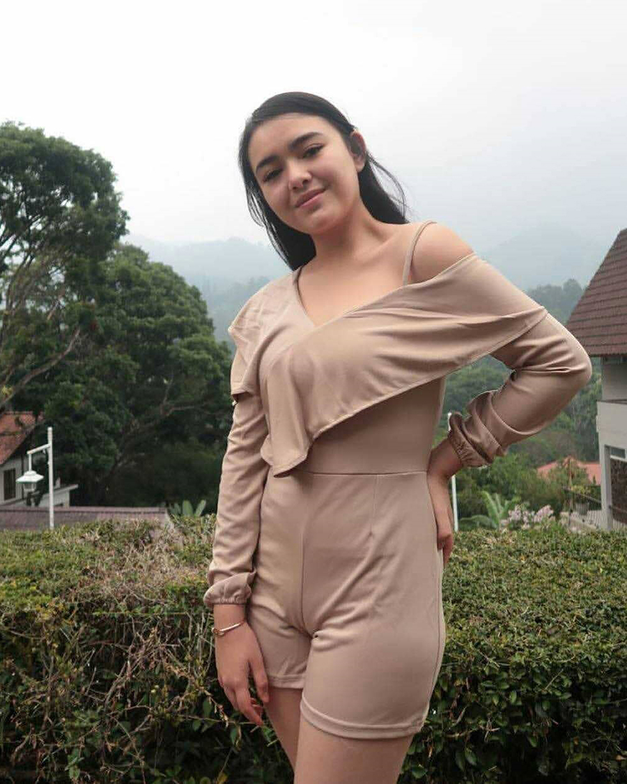 Amanda Manopo pakai Jumpsuit coklat