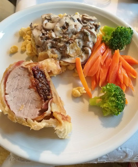 Schweinefilet in Blätterteig mit Speck und Feigen, dazu Spätzle in ... Schweinefilet in Blätterteig mit Speck und Feigen, dazu Spätzle in ...