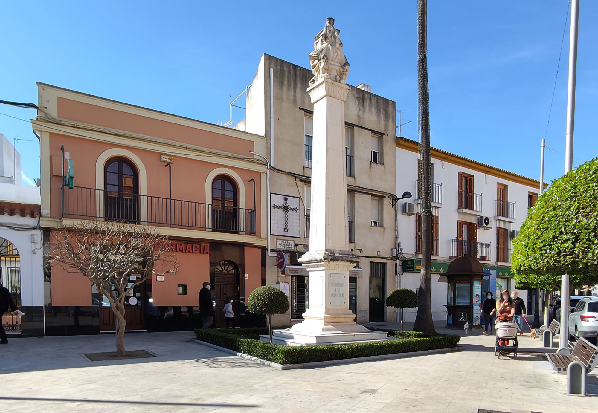 Monumento a la Virgen de Valme en la Plaza Menéndez Pelayo.- Ayer años 70 Hoy año 2021