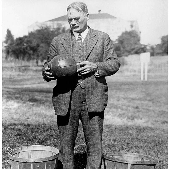 Histórico O basquetebol é uma modalidade esportiva coletiva, que foi  idealizada nos Estados Unidos da América pelo canadense James Naismith no  ano de ppt video online carregar