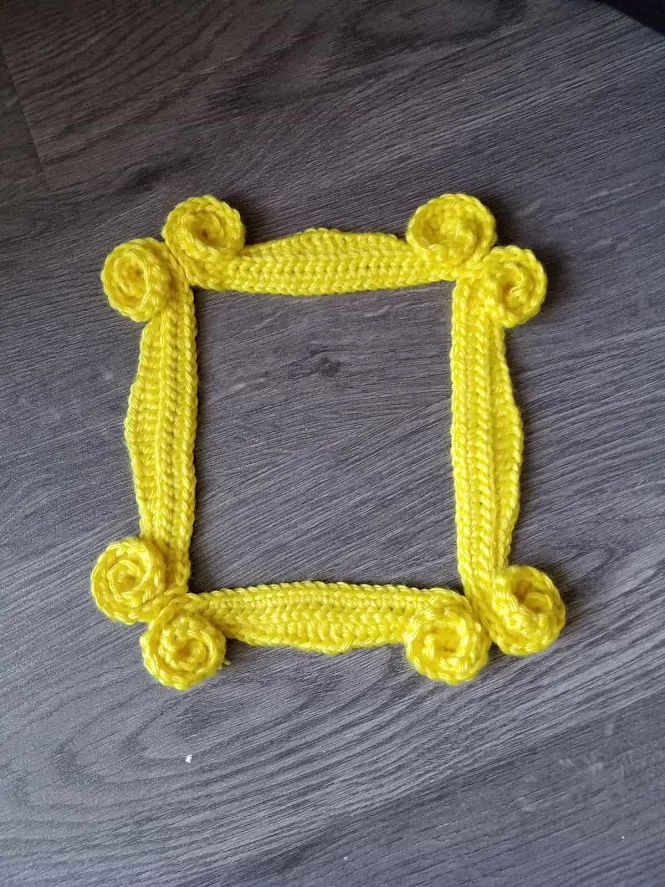Friends TV Show Monica's Peephole Frame FREE Crochet Pattern
