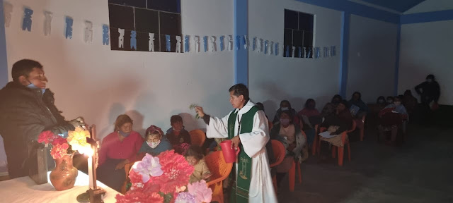 Padre Hernán wurde von den Menschen herzlich willkommen geheißen. Padre Hernán wurde von den Menschen herzlich willkommen geheißen.