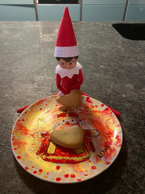 Mini-biscuits de Noël pour elfe farceur sur assiette