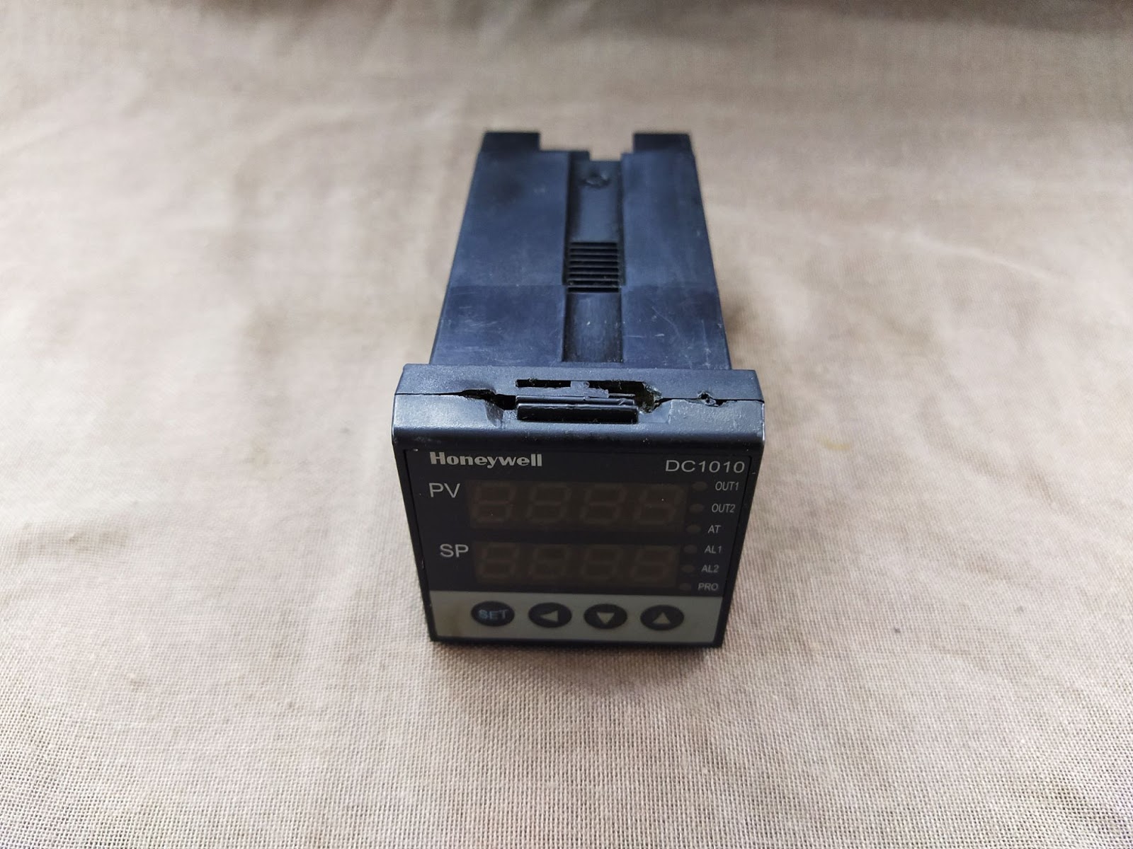 HONEYWELL DC1010 TEMPERATURE CONTROLLER DC1010CT-302000-E